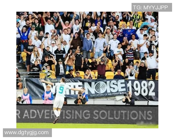 足球明星甜蜜亲吻女生瞬间曝光引发粉丝热议与羡慕不已