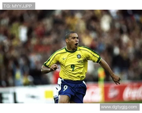 中外足球明星对比解析:风格成就与影响力的深度探讨 中外足球明星对比解析:风格成就与影响力的深度探讨